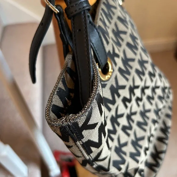 Michael Kors Black and Tan Tote Bag beautiful! - Picture 6 of 16